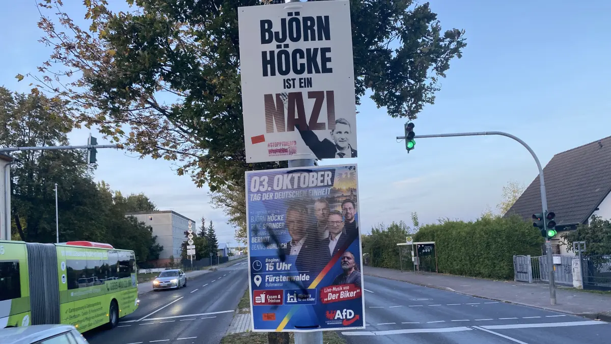 Polarisierung: Die Werbung für die Veranstaltung mit Björn Höcke am Sonnabend in Fürstenwalde wird unter anderem von Plakaten mit der Losung "Höcke ist ein Nazi" begleitet, hier am Schwapp.