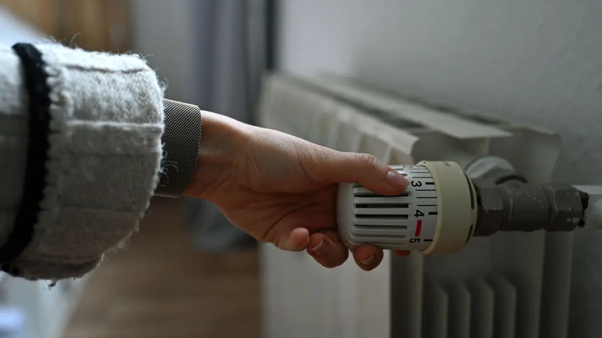 Heizung: ILLUSTRATION - Soll es möglichst fix kuschelig warm im Wohnzimmer werden, hilft es nicht, das Thermostat ganz hochzudrehen. Damit stellt man zwar die gewünschte Raumtemperatur an. Schneller warm wird es bei höheren Stufen aber nicht. (zu dpa: «Welche Heizfehler kosten Geld? Experten klären auf») Foto: Elisa Schu/dpa - Honorarfrei nur für Bezieher des dpa-Themendienstes +++ dpa-Themendienst +++