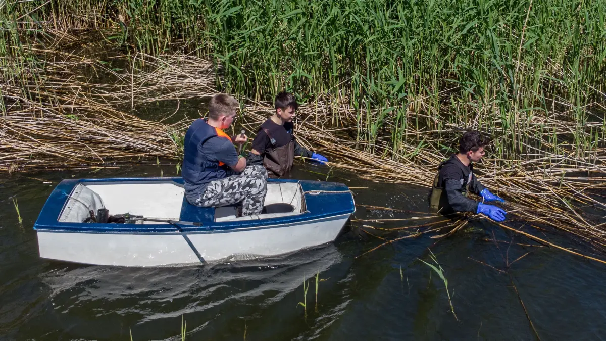 Seesport: Schwedt, 30.05.2021: Die Seesportjugend des SSC Schwedt rief gemeinsam mit dem Verein Flussbadestelle zum Müll sammeln auf. Ziel war der Uferbereich am Kanal.