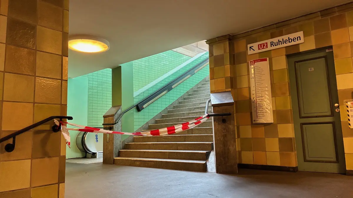 Die U2 am Bahnhof Nollendorfplatz ist seit dem Brand in einem Sicherungskasten am Wittenbergplatz seit 13 Tagen gesperrt.