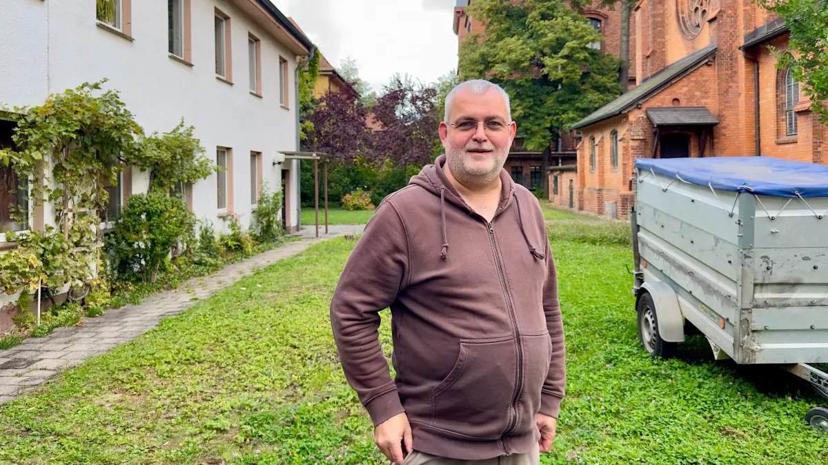 Packen wir es an! Bruder Bernd hat auf dem Pfarrhof zwischen dem alten Gemeindehaus (links) und der katholischen Kirche St. Peter und Paul an der Schicklerstraße 7 in Eberswalde viel Arbeit vor sich. Warum er dabei nicht nur aufs Gottvertrauen setzt.