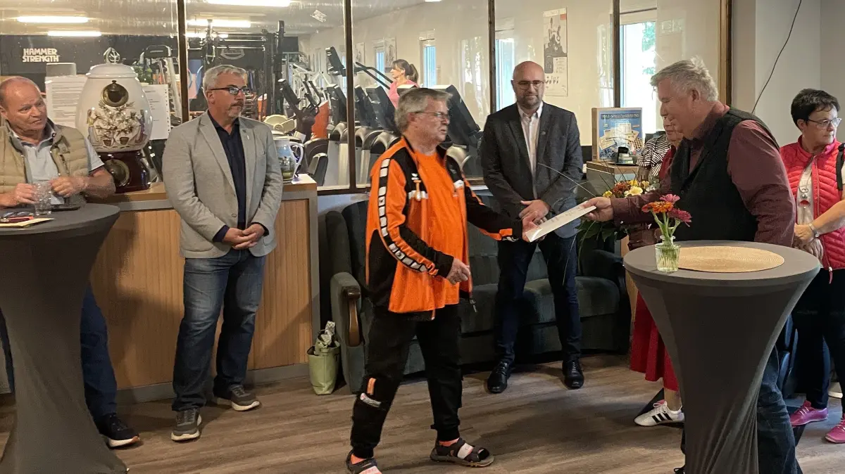 Engagement im Breitensport in Neutrebbin gewürdigt: Landrat Grenot Schmidt (SPD) überreicht Frank Seemann den Preis der Sparkassenstiftung für das "bisonstarke Animationsprojket" für Kita &Schulsport.