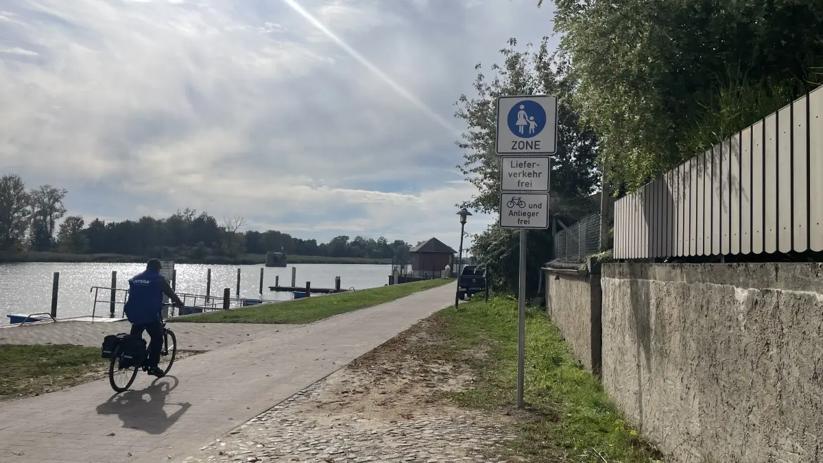 Für Autos ist die schmale Straße am Oderufer in Gartz vorerst gesperrt.