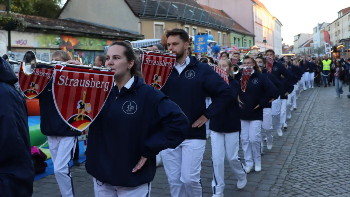 Fanfarenzug: Der Fanfarenzug Strausberg zieht gemeinsam mit den Gastvereinen durch die Große Straße zur Herbstfanfaren im Stadion - Abschluss des Altstadtfestes in Strausberg.
