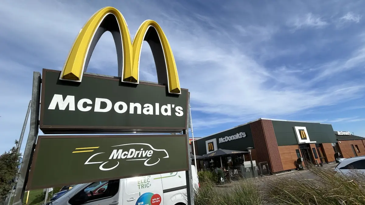 Das Schnellrestaurant McDonald’s in Neuruppin ist umgestaltet worden. Für Gäste gibt es viele Neuheiten und ein verändertes Ambiente.