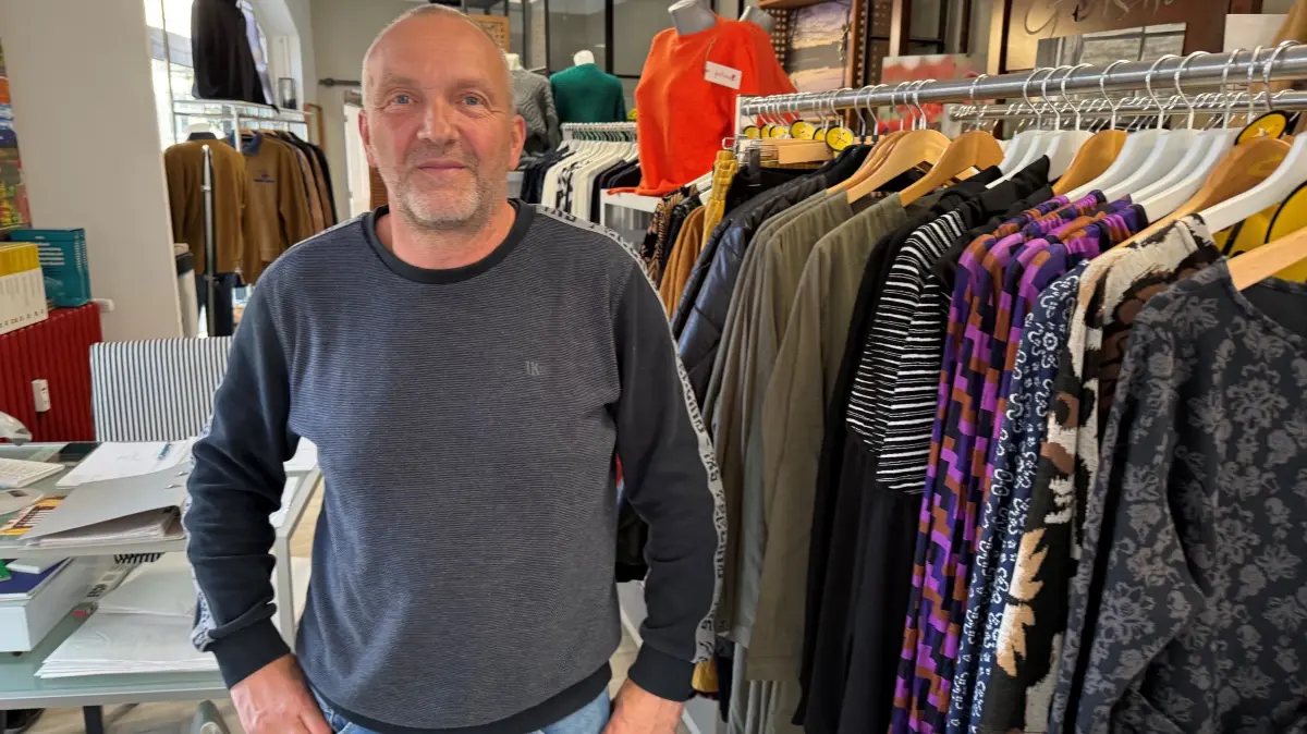 Peter Kornbusch in seiner Fashion Gallery "VanFürstenbergh" in Fürstenberg
