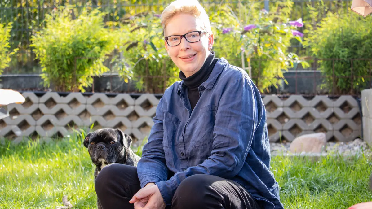 Manja Präkels mit ihrem Hund Frodo
