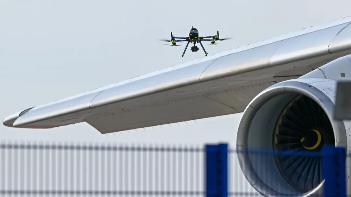 Am Flughafen Berlin Brandenburg ist ein System zur Drohnenerkennung gestartet. Nach 28 Sichtungen und sieben Unterbrechungen am BER wächst der Druck, den Luftverkehr besser zu schützen.