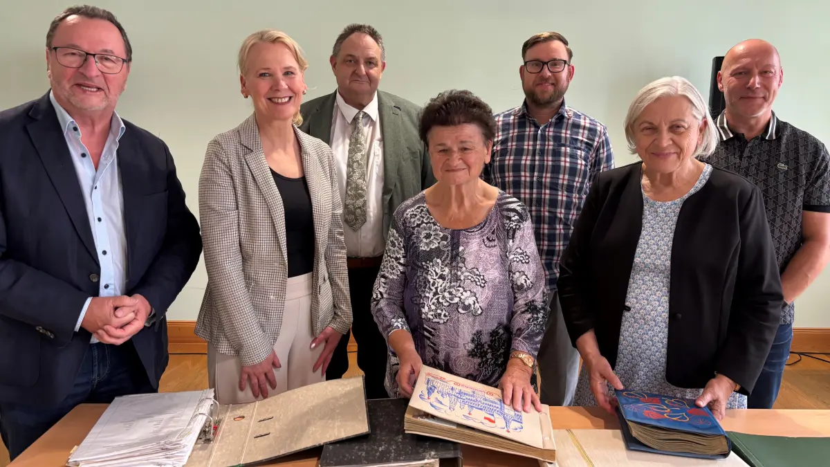 Ein letztes Erinnerungsfoto vom Ehm Welk-Vermächtnisverein Angermünde. Der aus einer DDR-Stiftung hervorgegangene Verein verwaltete 55 Jahre lang das Erbe des Schriftstellers Ehm Welk und verlieh Stipendien an Jugendliche. Jetzt ist endgültig Schluss. Von links: Bodo Mantei, Bürgermeisterin Ute Ehrhardt, Vorsitzender Frank Bretsch, Brunhilde Brose, Stadtarchivar Steve Schmidt, Buchhändlerin Karla Schmook und Erzieher Karsten Gerlach.