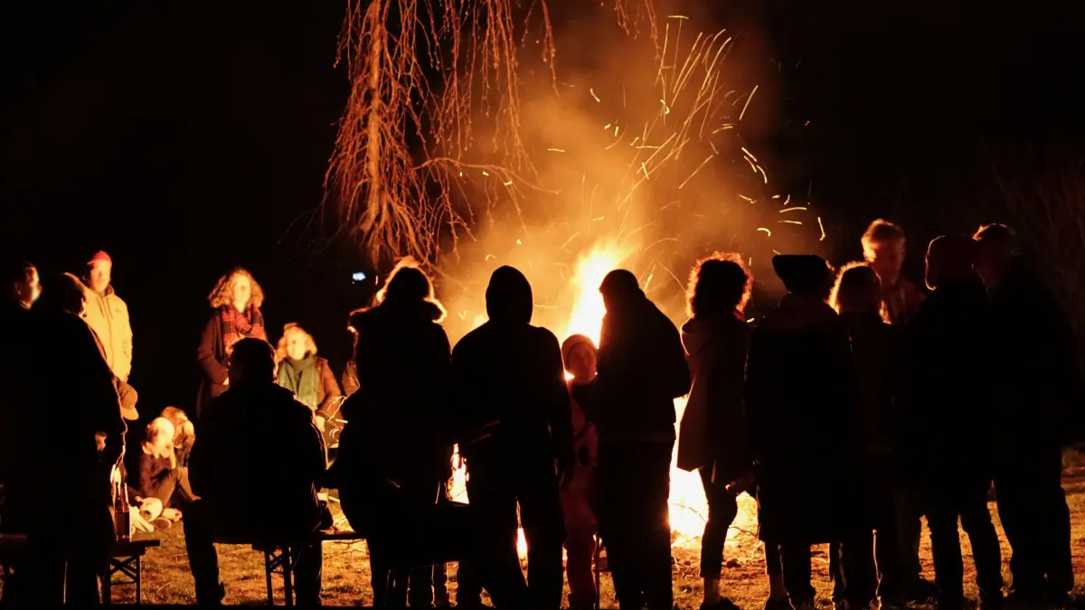 Lagerfeuerstimmung am Kanal in Stolpe: Der Verein KulturKapelle Stolpe lädt am Freitag, 2. Oktober, ab 18 Uhr zum gemütlichen Beisammensein mit Bratwurst und Knüppelkuchen ein.