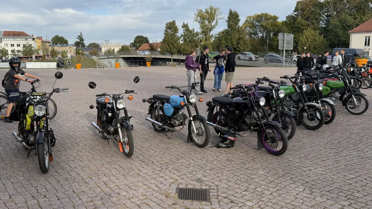 Zahlreiche Simson sind auf dem Schlossplatz in Oranienburg aufgereiht. Es ist das erste Treffen dieser Art.