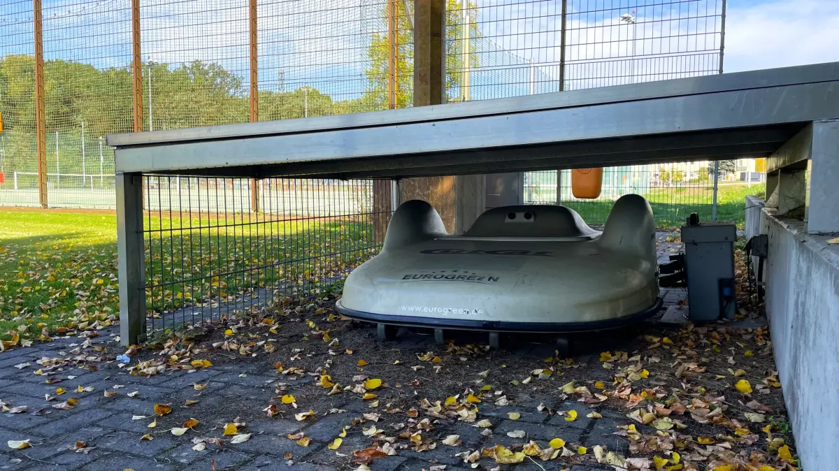Laut Einschätzung der Stadtverwaltung Beeskow wird es zunehmend komplizierter, die derzeit eingesetzten Mähroboter im Sport- und Freizeitzentrum betriebsbereit zu erhalten, Ersatzteile werden rar. Darüber, wie sie ersetzt werden sollen, müssen die Stadtverordneten entscheiden.