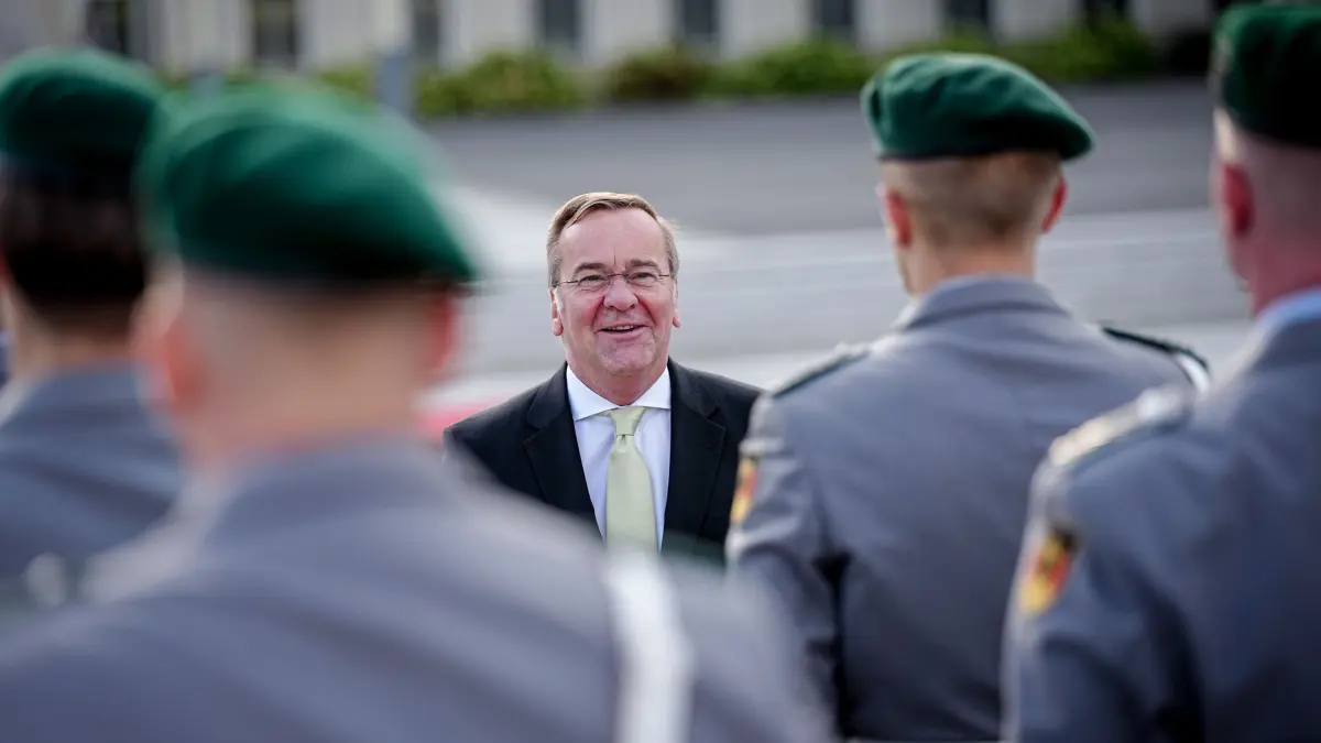 Bundesverteidigungsminister Pistorius: Boris Pistorius (SPD), Bundesminister der Verteidigung, gratuliert einem Bundeswehrsoldaten des Wachbataillons vor dem Empfang seines Amtskollegen aus Singapur zum Geburtstag. (zu dpa: «Pistorius lässt Drohnenregiment aufstellen»)