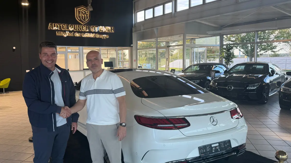Seelows Bürgermeister Robert Nitz (l.) begrüßt Baris Erisen als neuen Betreiber des Autohauses in der Mühlenstraße. Schon in wenigen Tagen sollen sich dort wieder die Türen für Kunden öffnen.