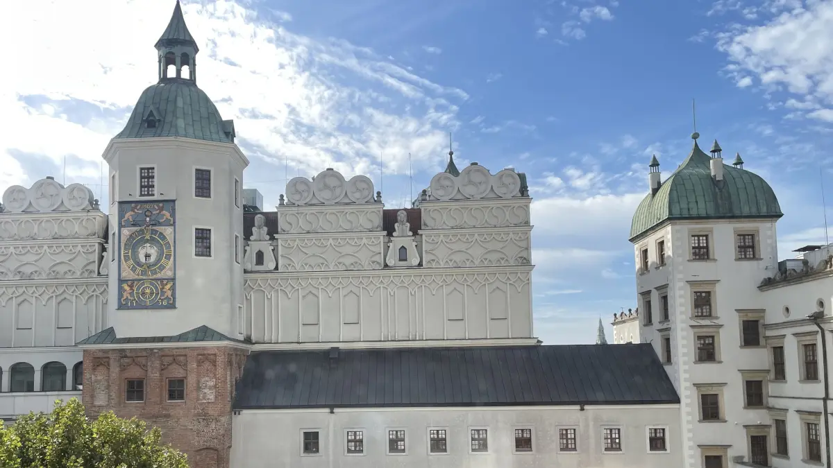 Das Schloss der Pommerschen Herzöge in Stettin ist einen Ausflug wert. Als eines der größten Kulturzentren in der Woiwodschaft Westpommern bietet es nicht nur Ausstellungen, Kino und Konzerte, sondern auch einen fantastischen Blick über die Stadt.