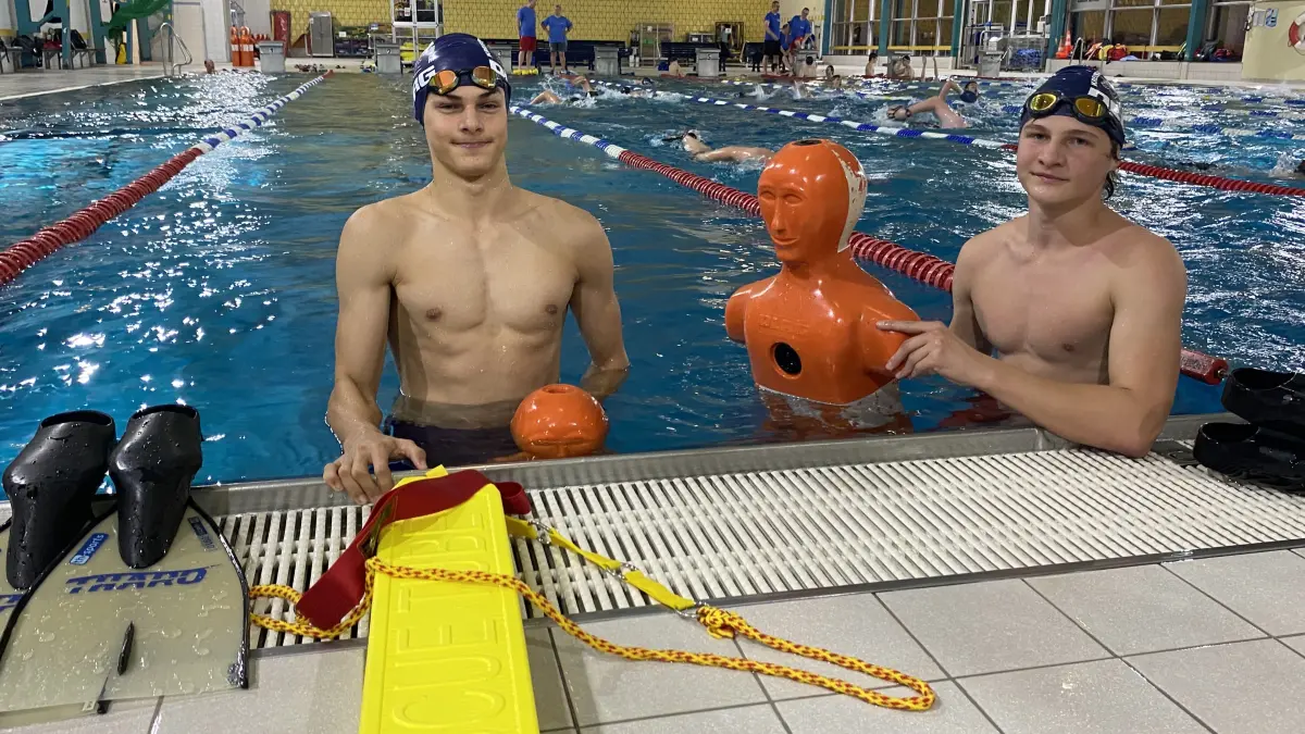Diese Lasten ziehen sie durchs Wasser: Oskar Fritzsche und Eric Germershausen beim Training im Schwapp in Fürstenwalde. Die beiden Nachwuchssportler der DLRG Oder-Spree trainieren für die WM der Rettungsschwimmer in Südafrika.