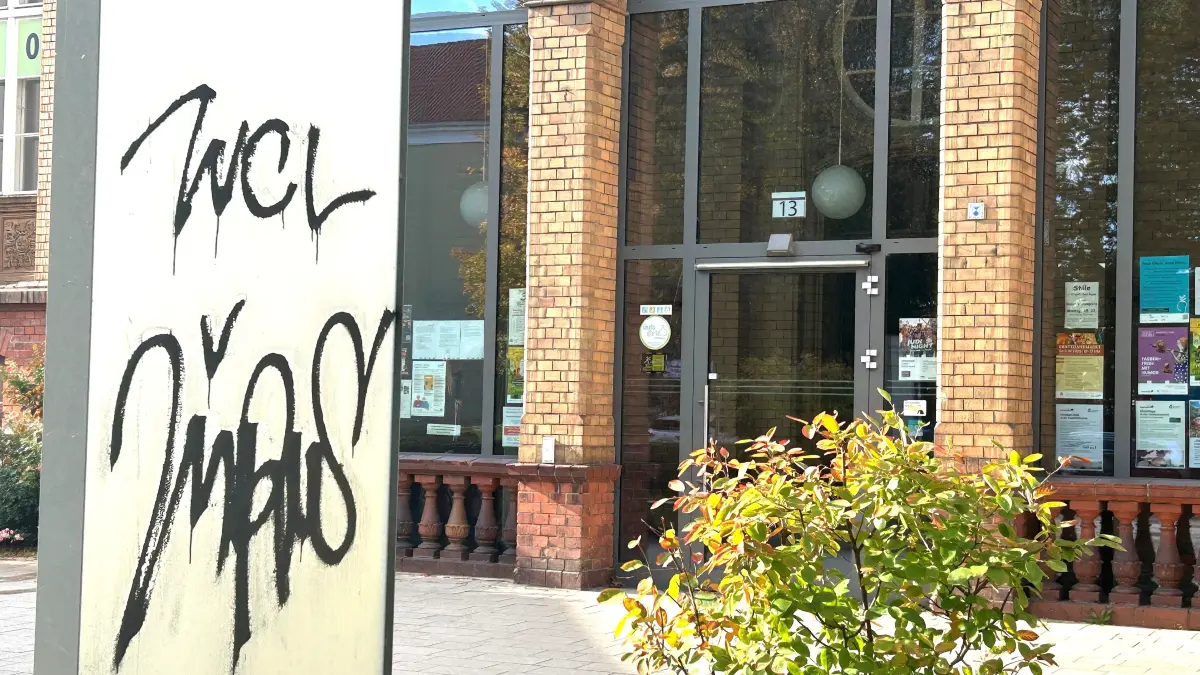 Schmiererei in Eberswalde: Auch die Rückseite einer Informationstafel am Bürgerbildungszentrum in der Puschkinstraße 13 ist durch ein Graffiti beschmutzt.