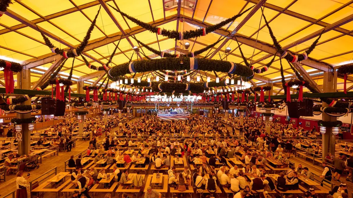 Münchner Oktoberfest: Oktoberfestbesucher feiern in der Festhalle Schottenhamel. Die 191. Wiesn findet vom 19. September bis zum 04. Oktober 2026 auf der Münchner Theresienwiese statt. (zu dpa: «Wiesn-Zwist und Ohrfeige in Stadtratsboxe: OB entzieht Tisch»)