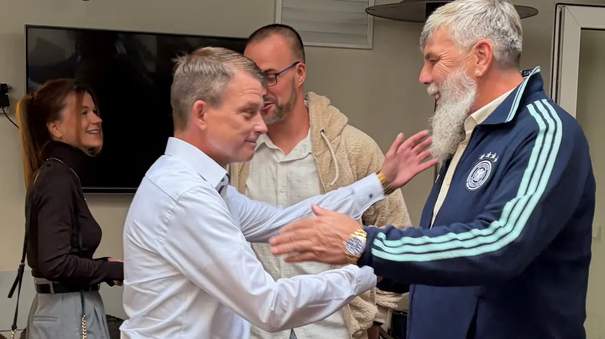 Feierstunde: Guido Voigt (l.) Fachbereichsleiter Tiefbau und Stadtentwicklung der Stadt Bad Freienwalde, gratuliert Unternehmer Johannes Schaffrath zum 25. Firmenjubiläum.