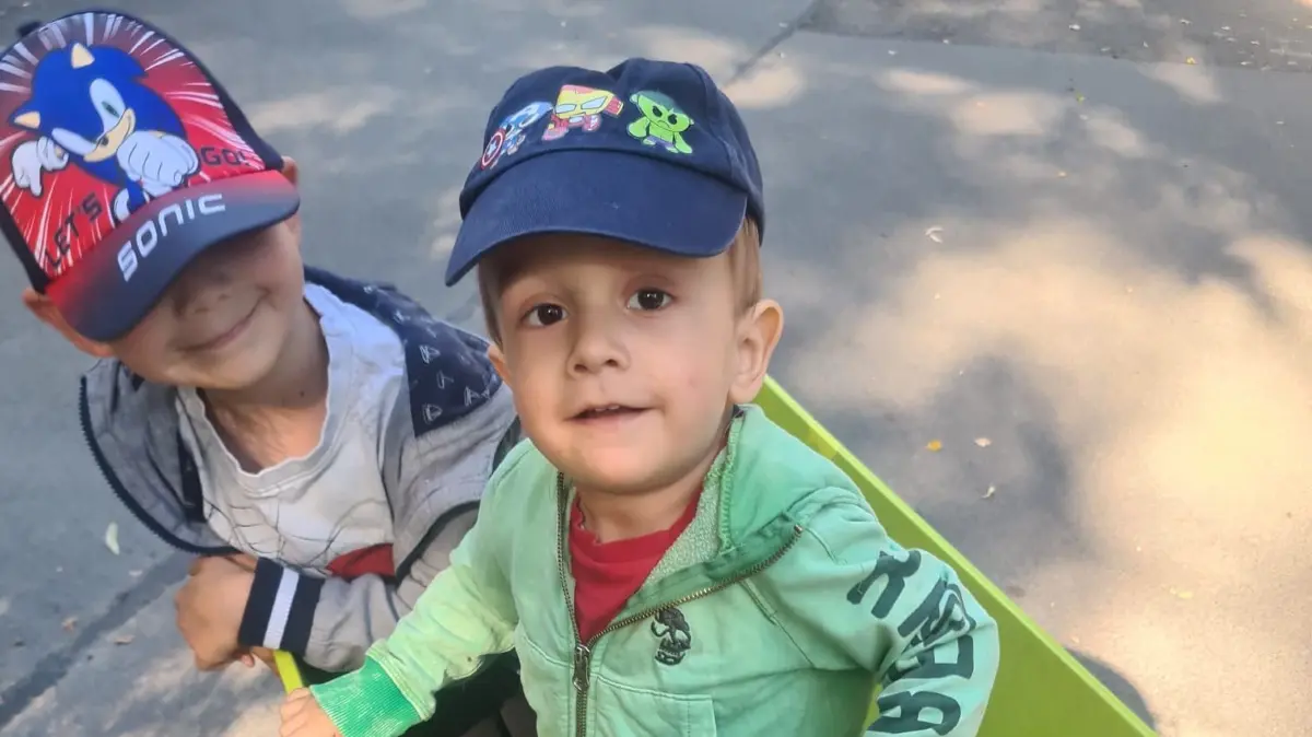 Robin (rechts) aus Eggersdorf ist an einer seltenen Form von Blutkrebs erkrankt. Sein großer Bruder kommt als möglicher Spender nicht infrage. Nun organisieren Freunde und Familie zwei Registrierungsaktionen zur Stammzellspende für den Zweijährigen.