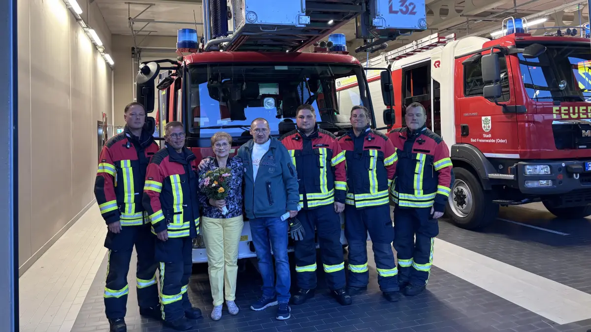 Blumen für die Retter: Beate und Karsten Riedel (Mitte) aus Bad Freienwalde danken David Seeger, Stadtbrandmeister René Erdmann, Jan Schmidt, Kay Herzberg und Ortswehrführer Guido Bell von der Freiwilligen Feuerwehr Bad Freienwalde.
