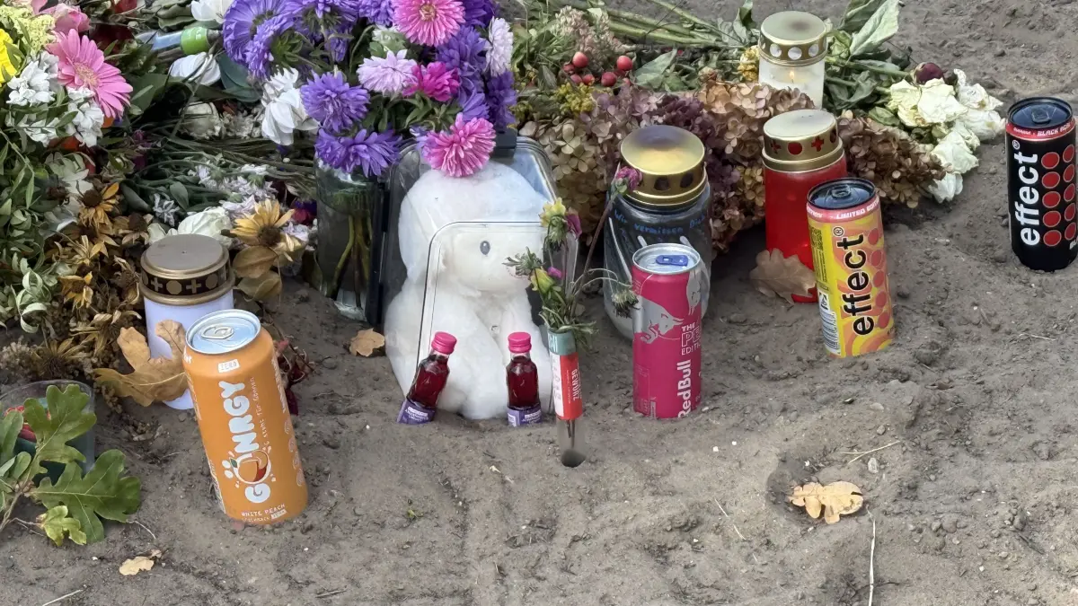 Trauer um die beiden bei einem Autounfall nahe Neuruppin verstorbenen jungen Männer. Angehörige und Freunde gedenken der Verstorbenen an der Unfallstelle mit Blumen und Kerzen. Auch im Internet ist die Teilnahme groß.