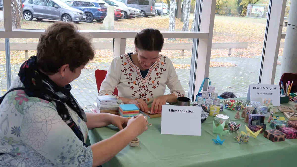 Der erste Sonntagnachmittag im November 2025 gehörte bereits zum 8. Mal den Ausstellern aus Panketal und Umgebung, die ihr Hobby bei der Messe "Faszination Hobby Panketal" in der Mensa der Gesamtschule vorstellten. An vielen Ständen gab es auch kleine Mitmachaktionen, wie hier beim Origami.
