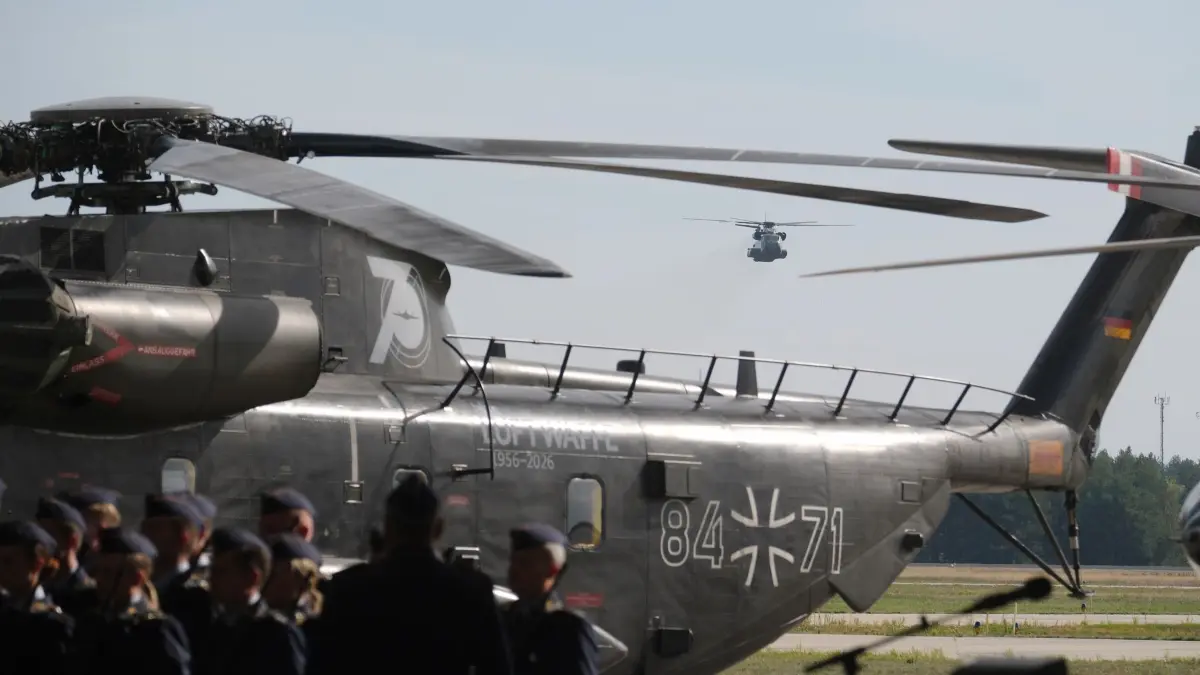 Neuaufstellung Hubschraubergeschwader Holzdorf: 01.10.2026, Schönwalde, Brandenburg: Hubschrauber der Luftwaffe vom Typ CH 53 sind im Fliegerhorst Holzdorf bei einem Festakt zu sehen. Anlass ist die Neuaufstellung des Hubschraubergeschwaders 64. Foto: Sebastian Willnow/ dpa/dpa +++ dpa-Bildfunk +++