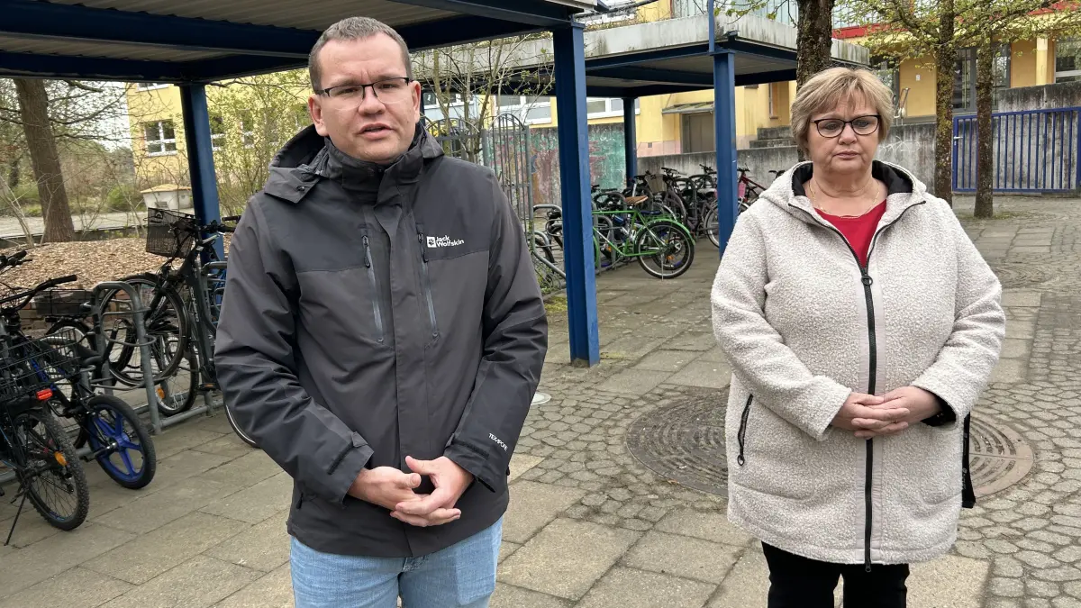 Matthias Jäkel (l.) ist Leiter der Karl-Liebknecht-Grundschule in Neuruppin. Er lobt den neuen Zebrastreifen.