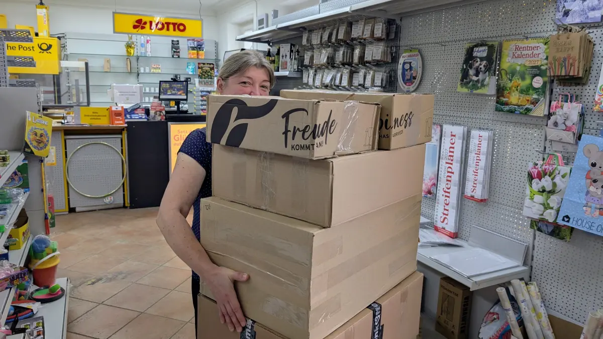 Mit gemischten Gefühlen: Jana Philipp trägt die letzten Pakete aus ihrer DHL-Partnerfiliale in Altlandsberg. Wie es nun weitergeht, ist unklar.