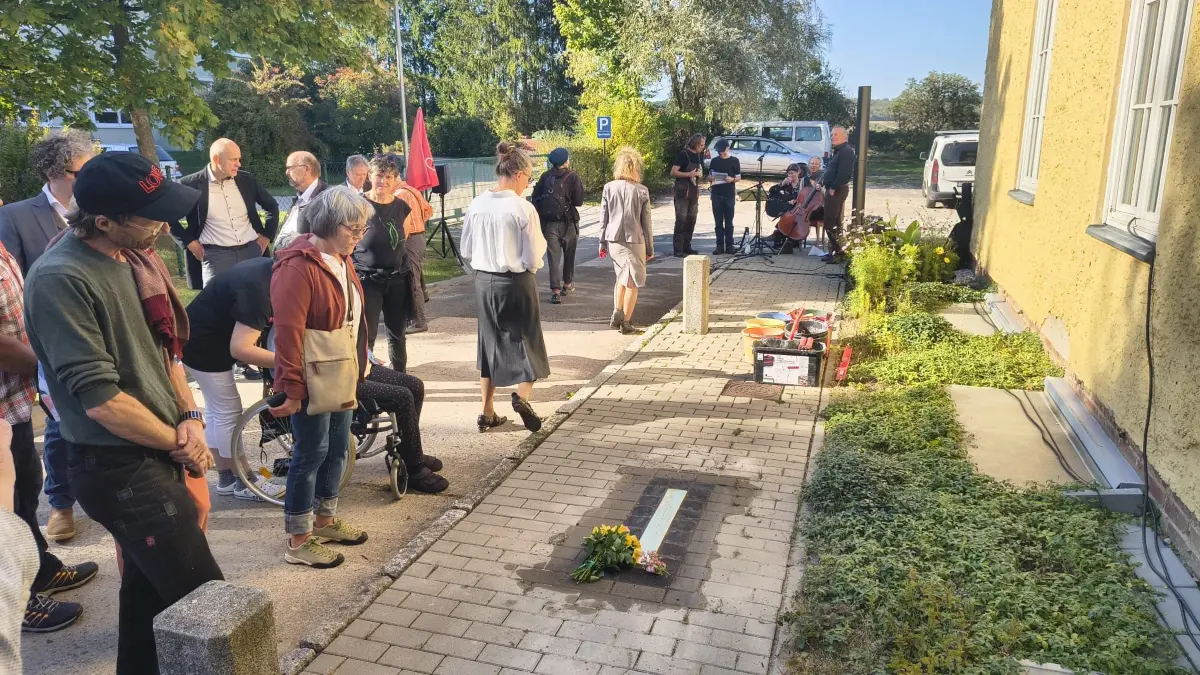 Bewegendes Gedenken an mehr als 2000 Zwangsarbeiter am ehemaligen Steinlager in Oderberg, dem heutigen Friedenshain. Oderberg war einer der wichtigsten Produktionsorte für Sprengstoff im Dritten Reich.