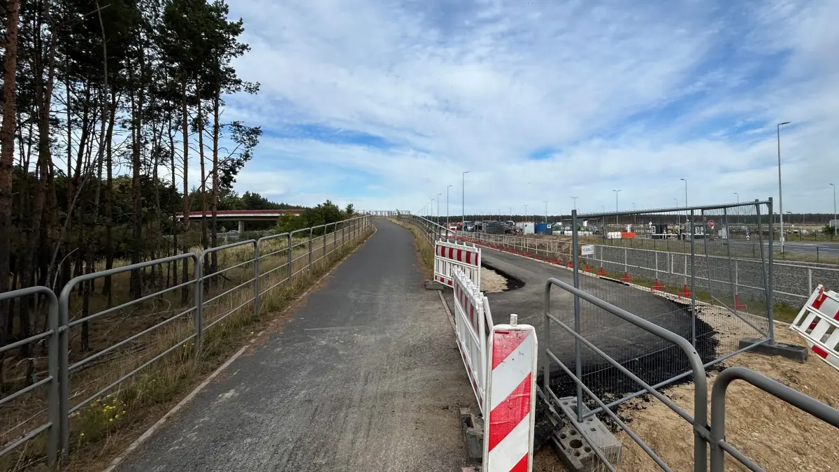 Fehlender Lückenschluss: Zwischen Tesla-Fabrik und dem neuen "RE1-Bahnhof" in Fangschleuse wird entlang der Autobahn A10 ein neuer Radweg gebaut. Einige nutzen ihn schon.