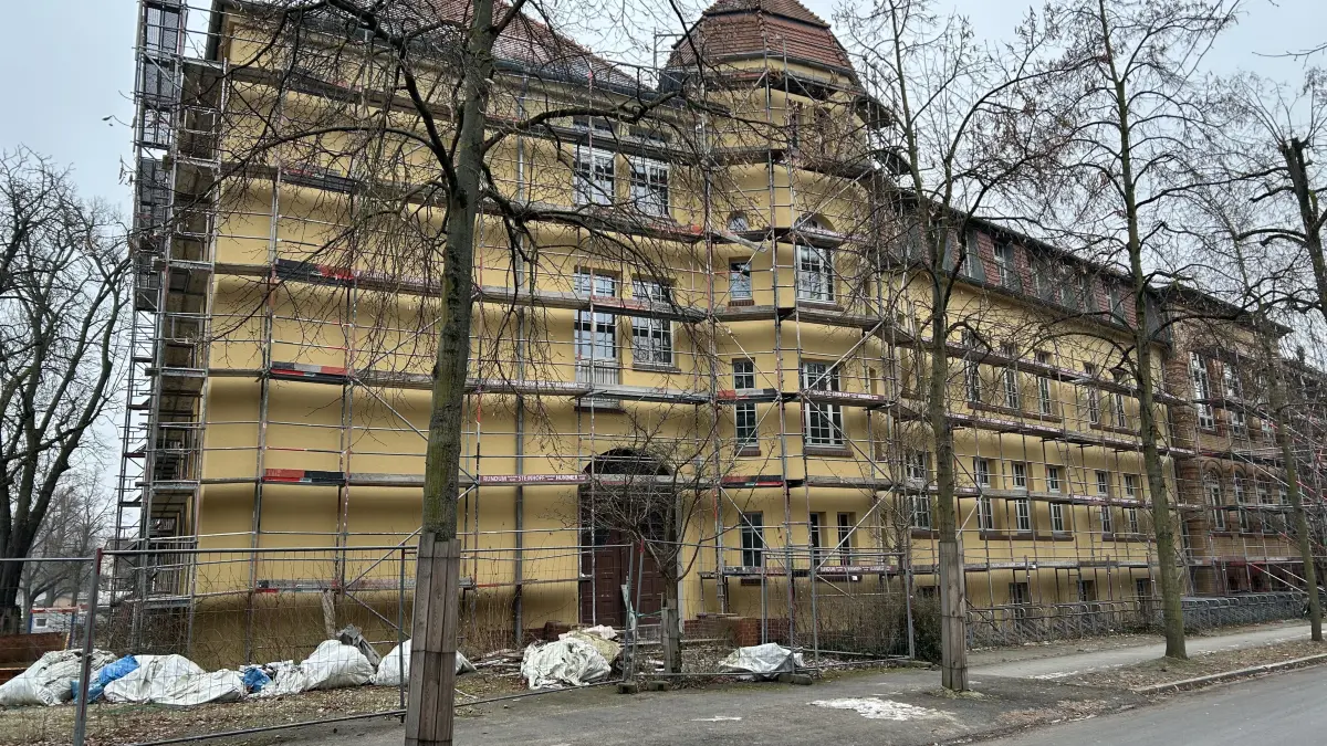 Seit inzwischen zehn Jahren wird das Friedrich-Wilhelm-Gymnasium von Königs Wusterhausen saniert. Zum Schuljahr 2028/29 soll es fertig gestellt sein.