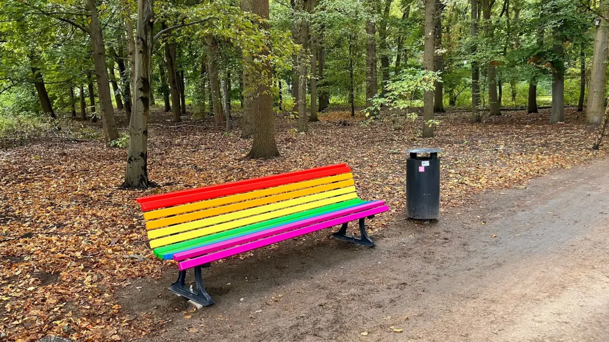 Regenbogen-Bank an CSD-Gedenkstätte: An der Gedenkstätte im Berliner Tiergarten, die an den islamistischen Terroranschlag am Christopher Street Day (CSD) erinnert, steht eine Sitzbank in Regenbogenfarben. In der Nacht zu Dienstag wurde sie erneut beschädigt. (zu dpa: «Regenbogenbank im Tiergarten mit schwarzer Farbe besprüht»)