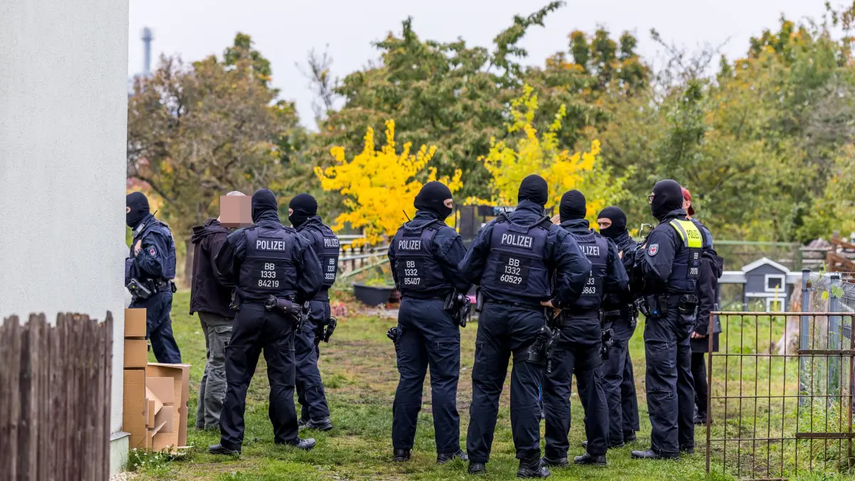Spezialeinsatz in Schwarzheide-Ost: Einsatzkräfte der Polizei haben ein Wohnhaus durchsucht.