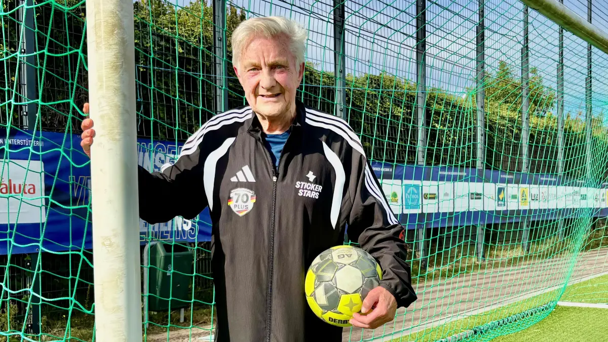 Karl-Heinz Schulze aus Hönow erfüllt sich einen Lebenstraum. Mit der Ü80-Nationalmannschaft fährt er zur Fußball-WM nach Australien.