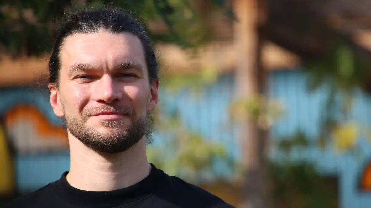 Robert Wasenmüller, Gründer aus Neuruppin, gewinnt mit der KI Aury den Brandenburger Innovationspreis 2026. Die Software soll Menschen unter psychologischer Belastung helfen.