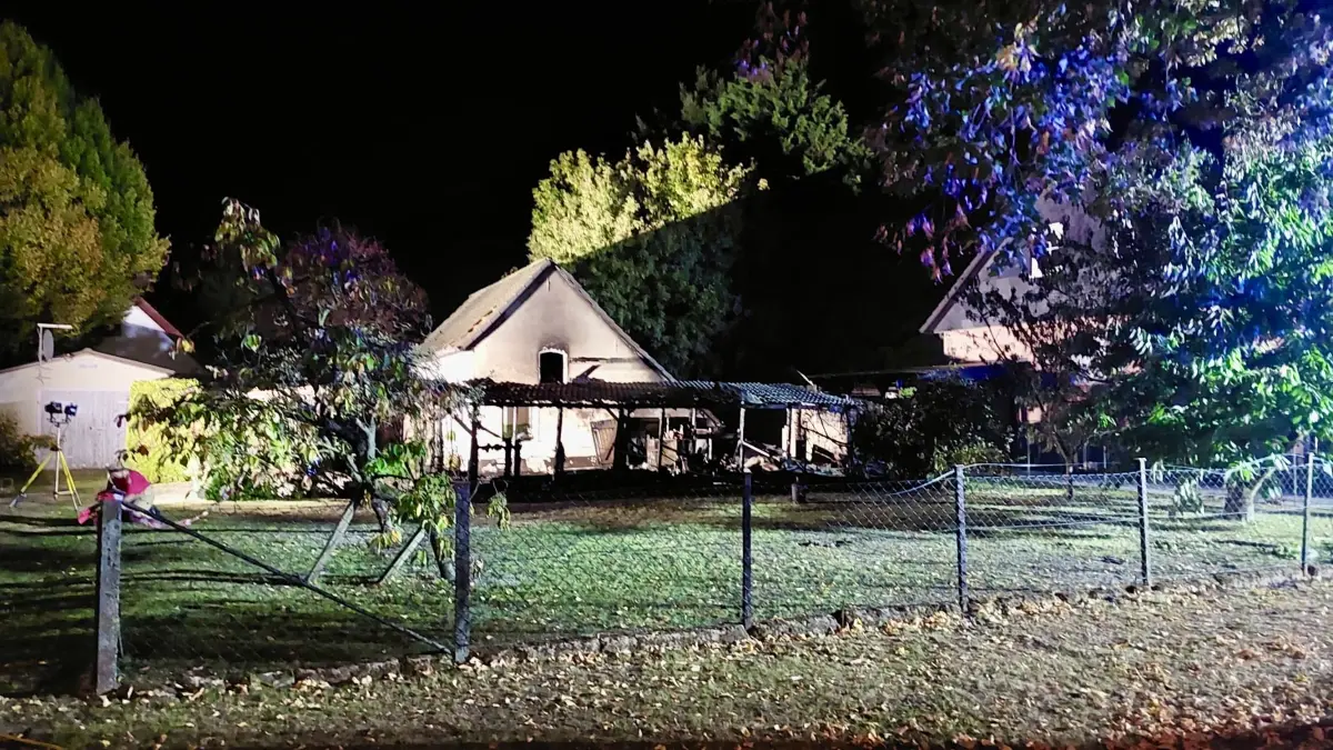 In Wustrau bei Fehrbellin ist ein Schuppen in Brand geraten, in dem Gasflaschen lagerten. Es kam zur Explosion, wobei ein Mann verletzt wurde.