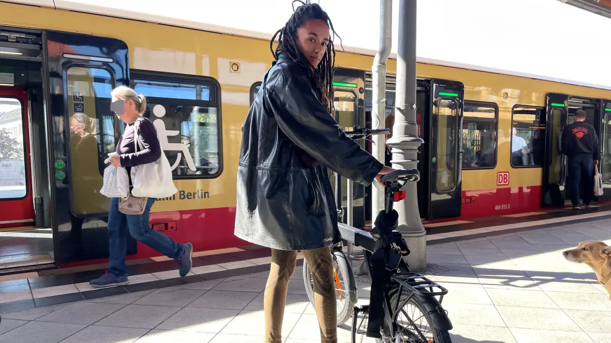 Die Autorin mit Fahrrad am Bahnhof Baumschulenweg in Berlin.