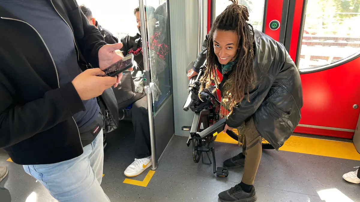 Die Autorin beim Zusammenklappen des Fahrrads in der S-Bahn. Das fällt ihr leicht im Vergleich zu anderen Dingen, die mit dem E-Bike zusammenhängen.