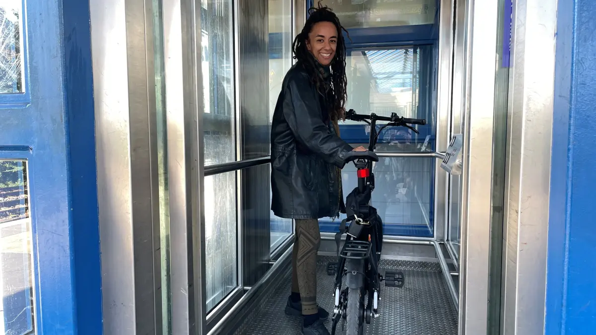 Die Autorin mit ihrem E-Bike im Aufzug der Deutschen Bahn. Am Baumschulenweg war der Aufzug diesmal nicht defekt.
