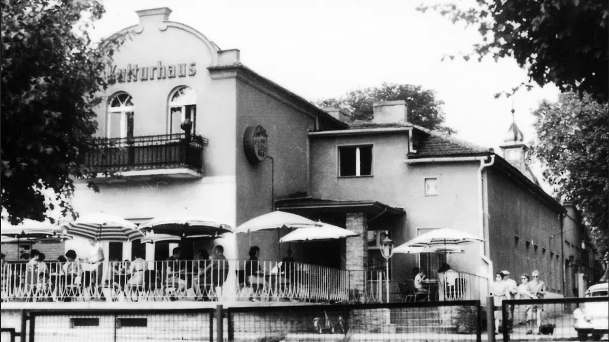 Die Milchbar mit angeschlossenem Kulturhaus befand sich im Zentrum Grünheides, unweit des Kanals, der Werl- und Peetzsee miteinander verbindet.