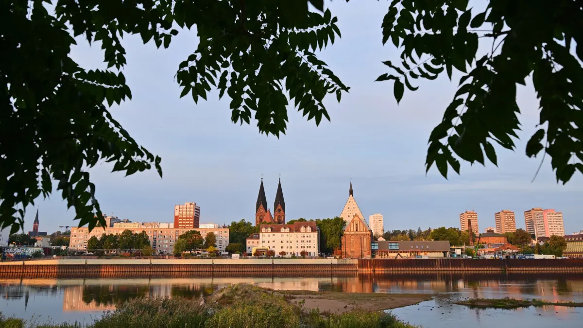 Morgenstimmung am Grenzfluss: 02.10.2026, Polen, Slubice: Blick vom polnischen Ufer in Slubice über den deutsch-polnischen Grenzfluss auf die Stadt Frankfurt (Oder) in Brandenburg. Foto: Patrick Pleul/dpa - Honorarfrei nur für Bezieher des Dienstes ZB-Funkregio Ost +++ ZB-FUNKREGIO OST +++