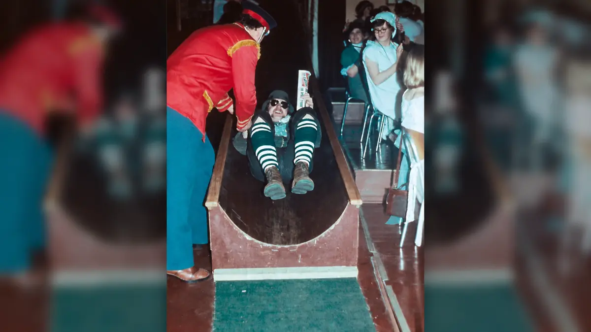 Dieses Bild stammt vermutlich aus dem Jahr 1978 und wurde während einer Veranstaltung des heutigen Grünheider Karnevalsvereins aufgenommen.