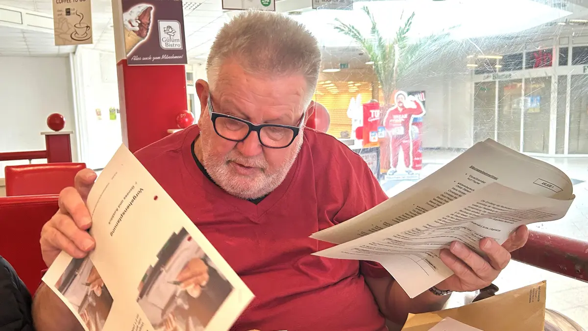 Gründliche Lektüre ist Pflicht: Carsten Zinn, seit 2008 Stadtverordneter in Eberswalde, studiert im Bistro des Einkaufszentrums Heidewald Unterlagen, während er auf den nächsten Besucher seiner wöchentlichen Sprechstunde wartet.