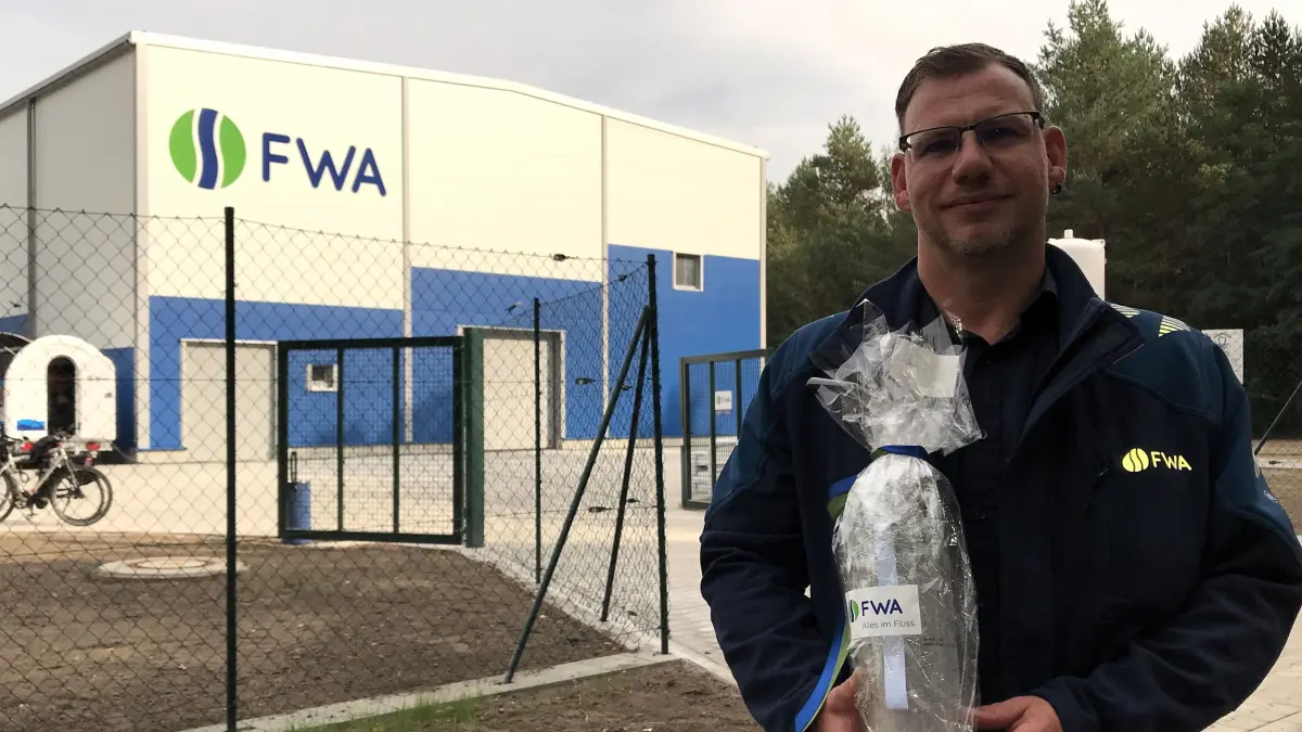 Müllrose. Einweihung neu gebautes Wasserwerk Müllrose der FWA am 02.10.2026. Im Bild: Sven Kanthak, Leiter Wasserwerke bei der FWA, mit einem Geschenk zu seinem Geburtstag vor dem neuen Wasserwerk. Foto: Frank Groneberg