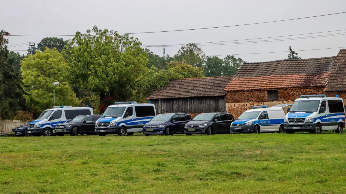 Polizeieinsatz in Schwarzheide: Die sächsische Generalstaatsanwaltschaft ermittelt gegen einen Mann, der versucht haben soll, sich der Terrororganisation Islamischer Staat (IS) anzuschließen.
