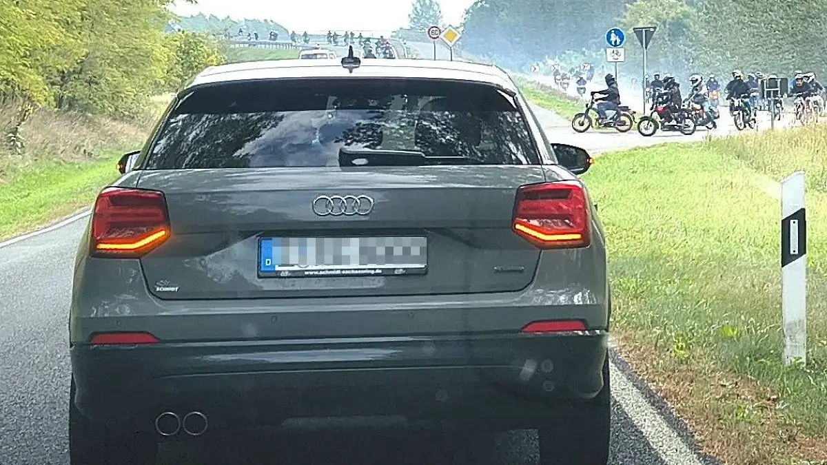 Auffahrt auf die L238: Kurz vor der Brücke über den Oder-Havel-Kanal bei Liepe biegen zahlreiche Oldtimer-Mopeds auf die Fahrbahn ab. Und bringen den Verkehr zum Erliegen.