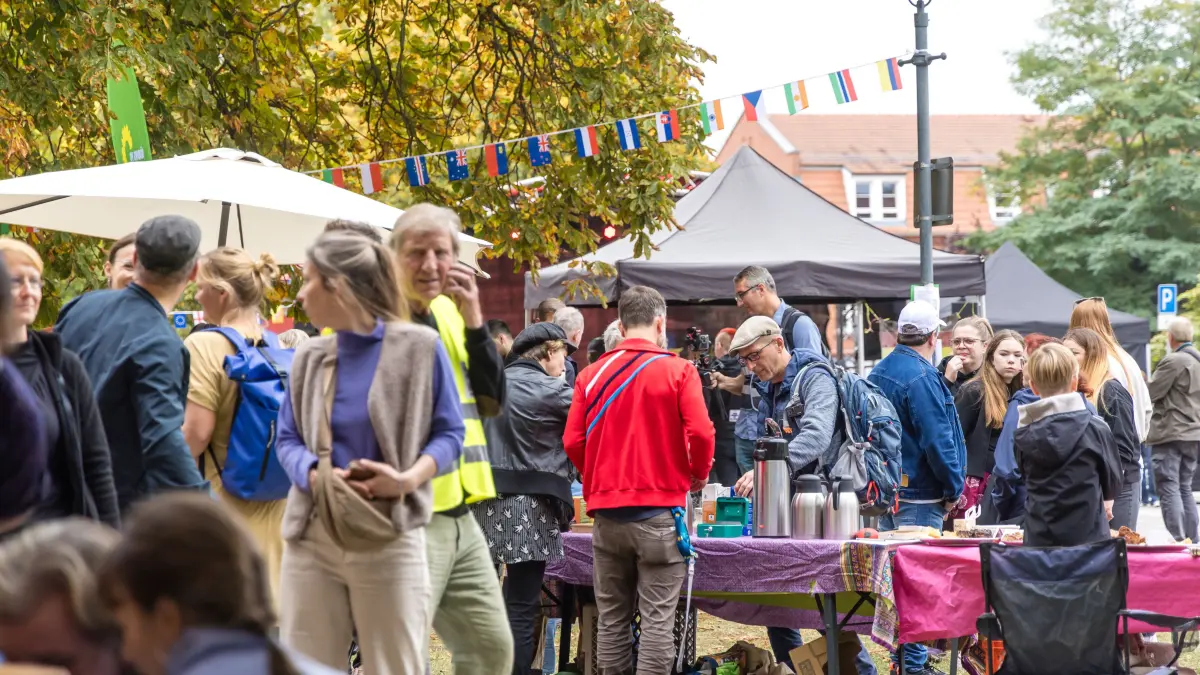 Tag der Deutschen Einheit - Festival für Vielfalt und Solidarität: Menschen nehmen am «Festival für Vielfalt und Solidarität» teil.
Zum Tag der Deutschen Einheit hat sowohl die Brandenburger AfD-Spitze als auch das lokale «Aktionsbündnis Dialog und Demokratie» zu Veranstaltungen eingeladen.