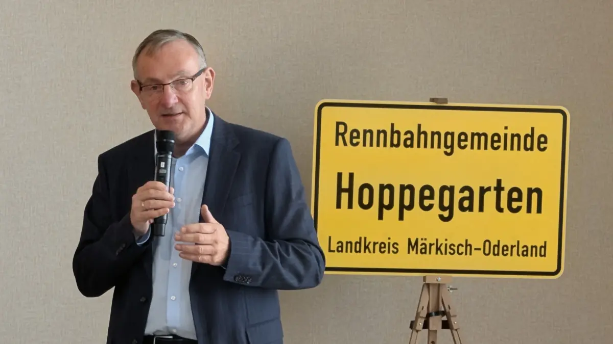 Pastor Bernd Siggelkow bei seiner Festtagsrede im Gemeindesaal Hoppegarten. Die Besucher zeigten sich am Ende begeistert.